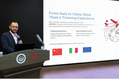 Dario Martino che interviene a International workshop on cell and gene therapy, Tianjin, Cina